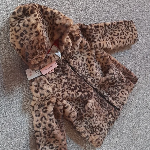 New Girls' Faux Fur Leopard Hooded Zip-Up Coat. - Picture 6 of 12